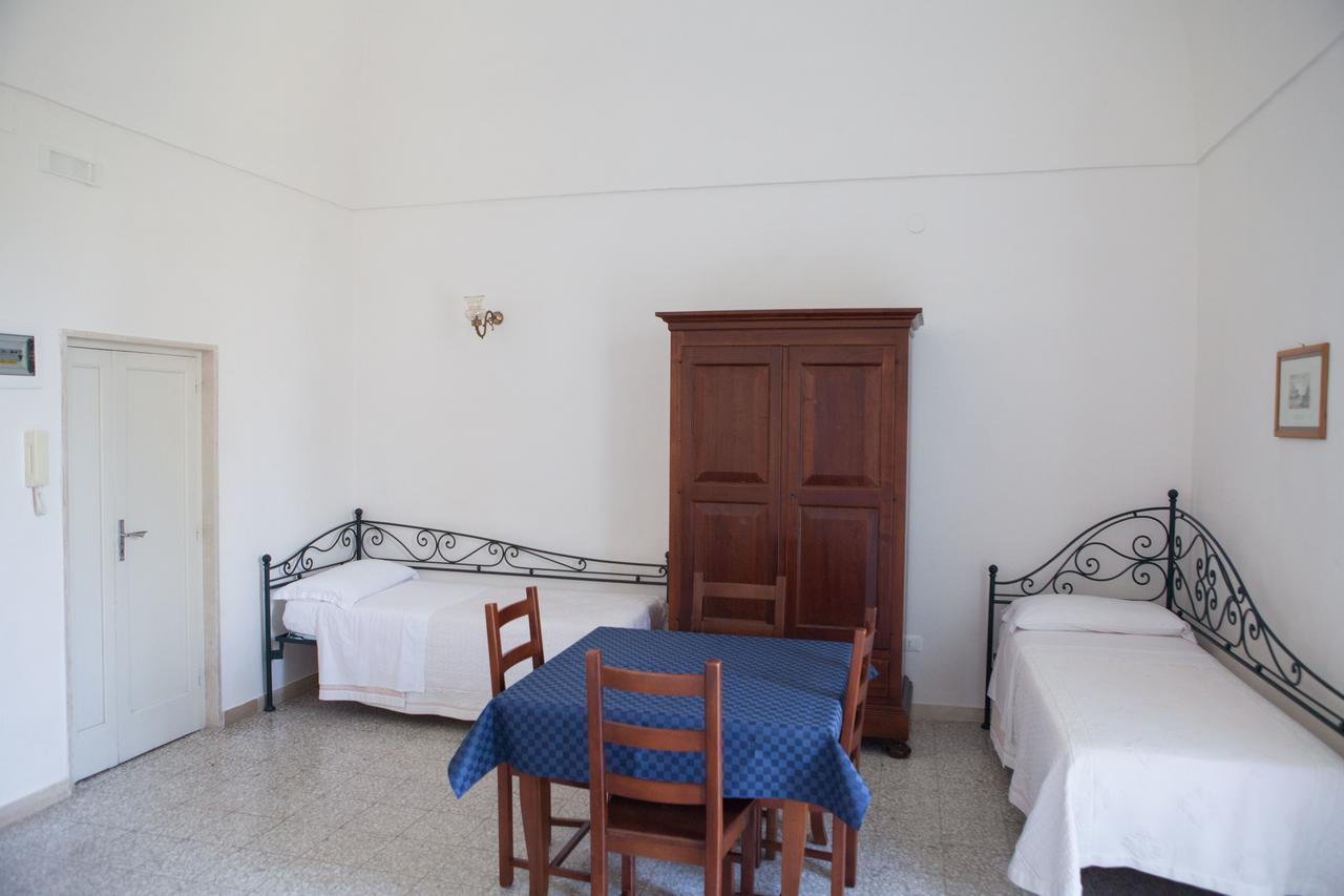 Albergo Lucy Trani Bagian luar foto