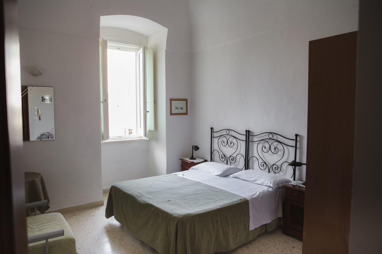 Albergo Lucy Trani Bagian luar foto