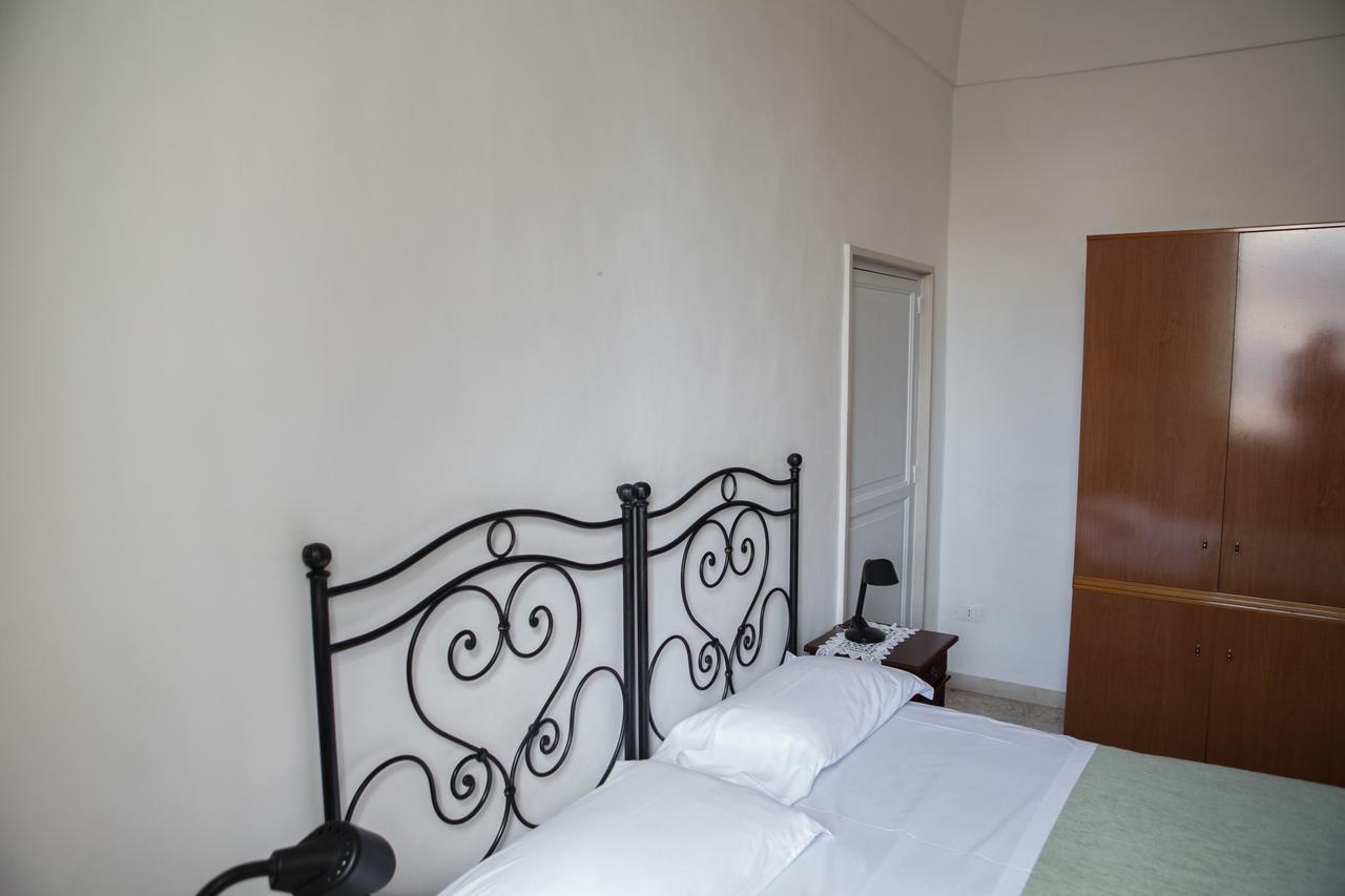 Albergo Lucy Trani Bagian luar foto