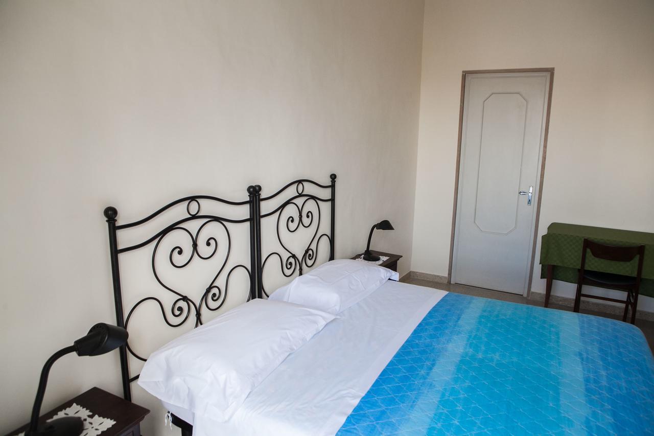 Albergo Lucy Trani Bagian luar foto