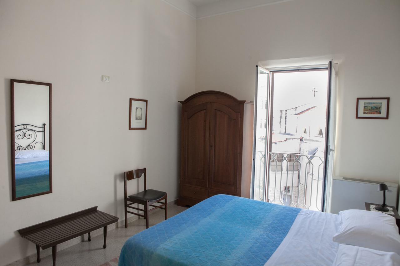 Albergo Lucy Trani Bagian luar foto