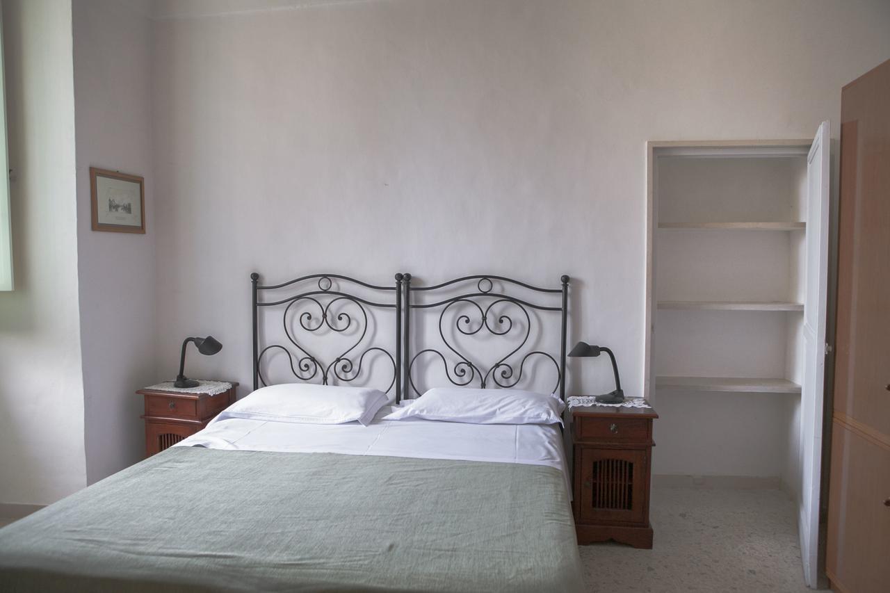 Albergo Lucy Trani Bagian luar foto