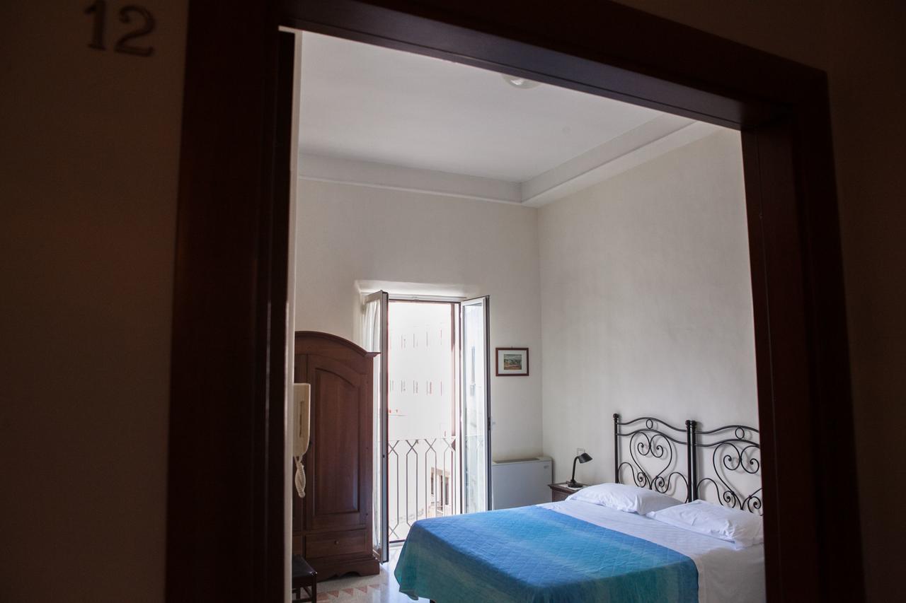 Albergo Lucy Trani Bagian luar foto