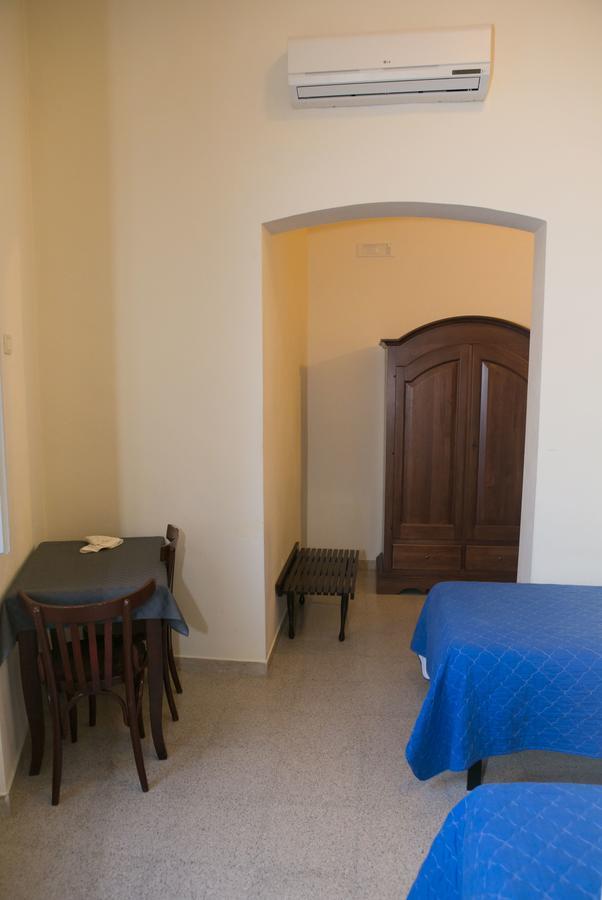 Albergo Lucy Trani Bagian luar foto