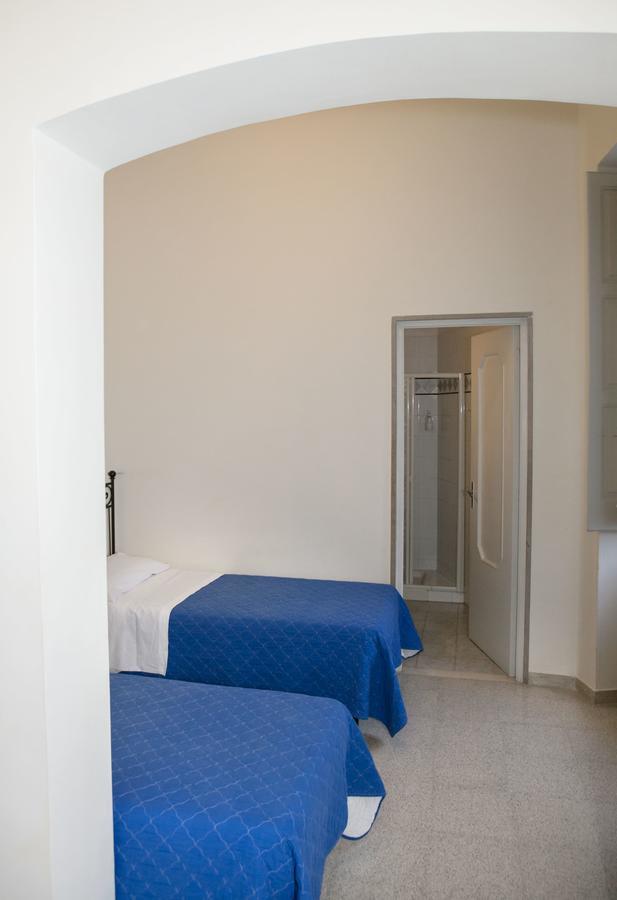 Albergo Lucy Trani Bagian luar foto