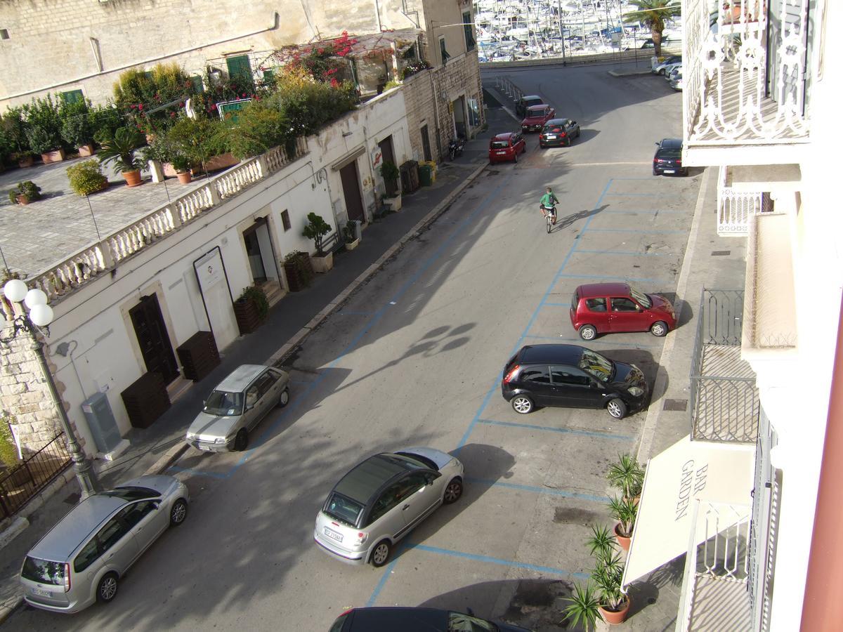 Albergo Lucy Trani Bagian luar foto